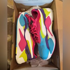 Multi color pumas with Bold Design